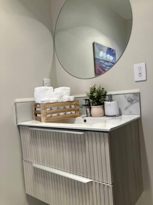 2-Bedroom Ensuite, Close To City, Comfortable, Accessible With Own Parking Christchurch Exterior photo